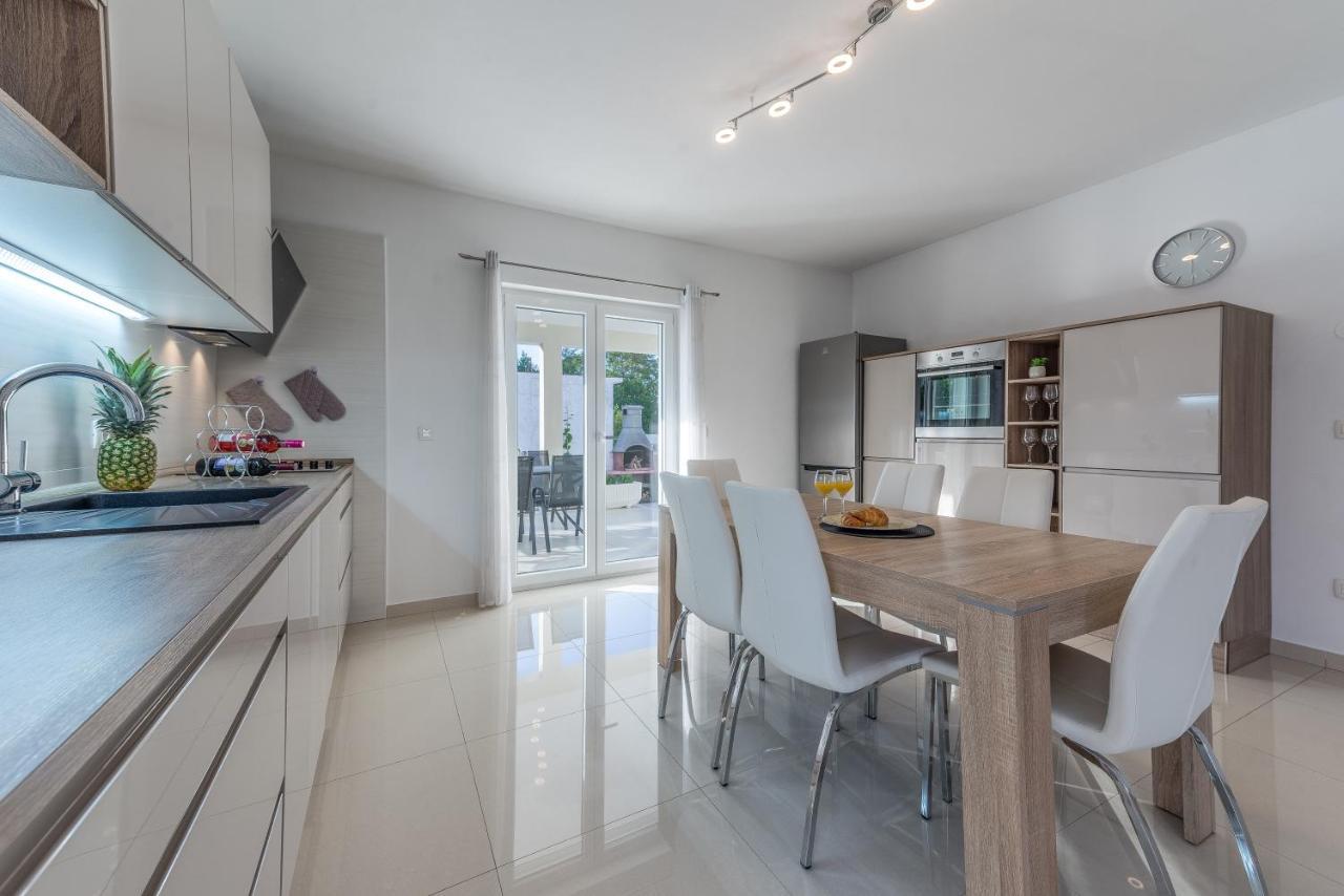 Holiday Home Bajlo Apartment With Three Bedrooms Zadar Buitenkant foto