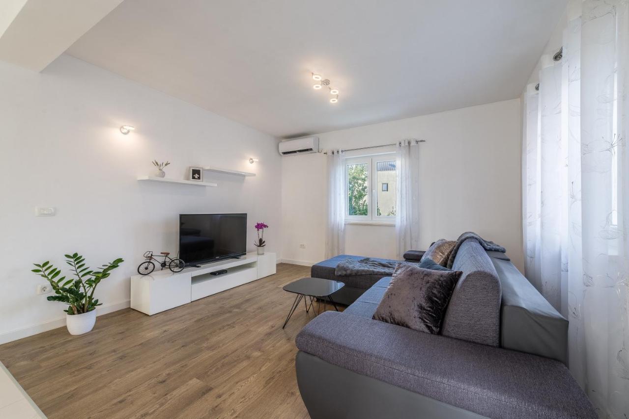 Holiday Home Bajlo Apartment With Three Bedrooms Zadar Buitenkant foto